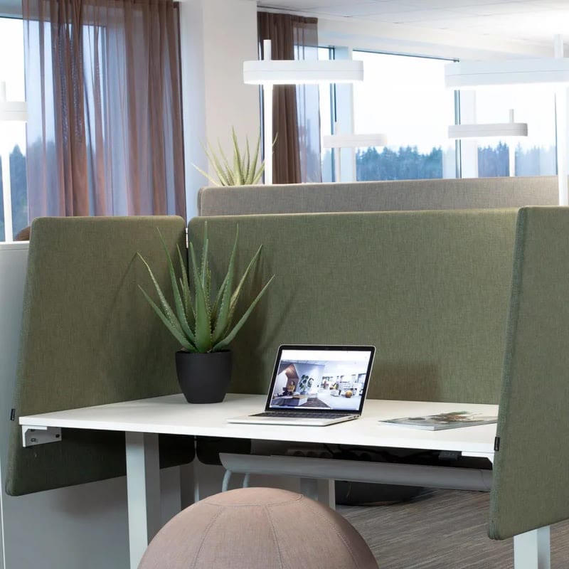 Bureaux séparés par des écrans acoustiques PEAK de GÖTESSONS
