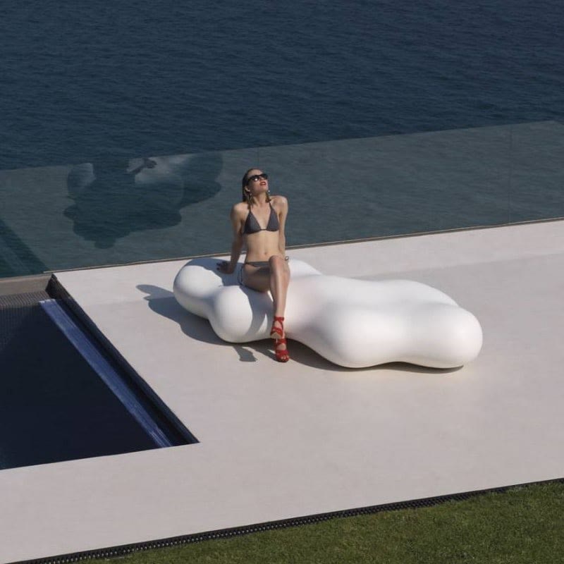 Banc LAVA de VONDOM au bord d'une piscine