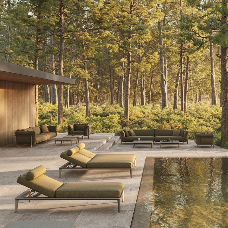 Bains de soleil PASADENA de VONDOM sur une terrasse en bois face à une forêt