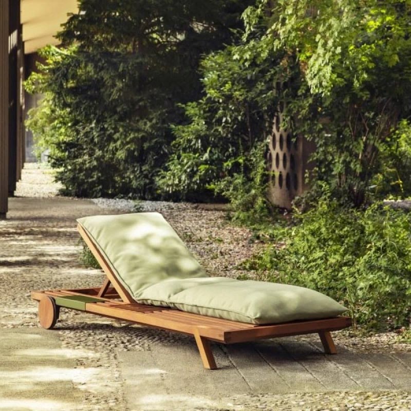 Bain de soleil UMOMOKU de PROSTORIA en teck dans un jardin