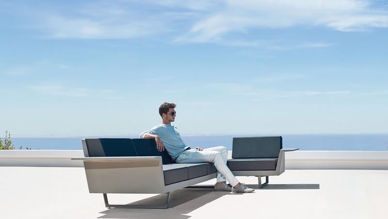 Canapé DELTA de VONDOM sur une terrasse face à la mer