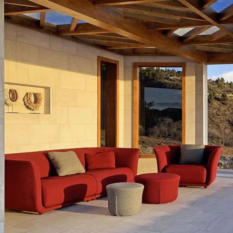 Canapé SUAVE de VONDOM rouge sous une pergola