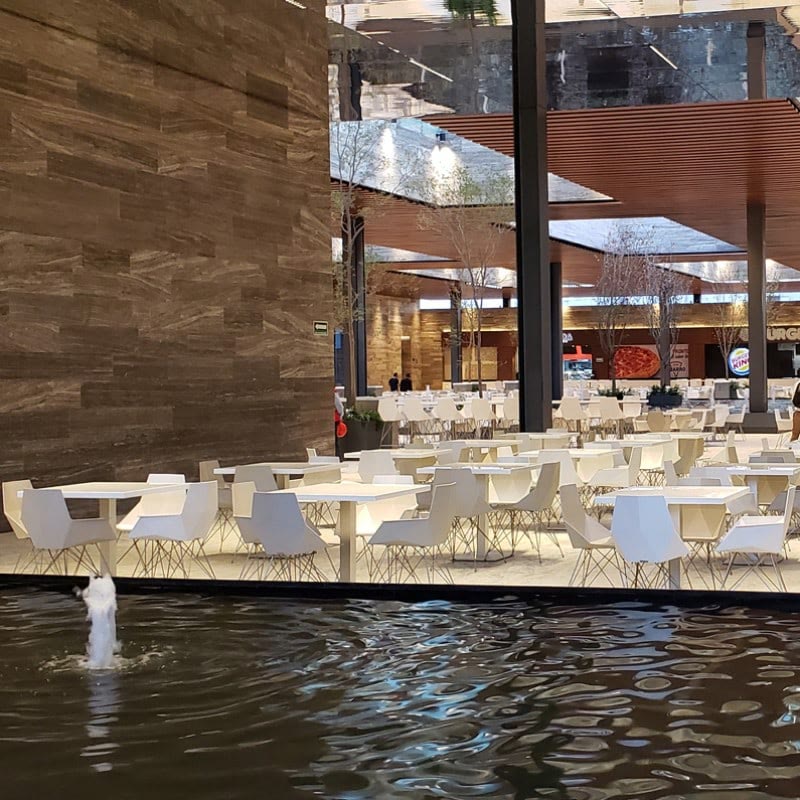 Chaises FAZ de VONDOM dans un restaurant au bord de l'eau