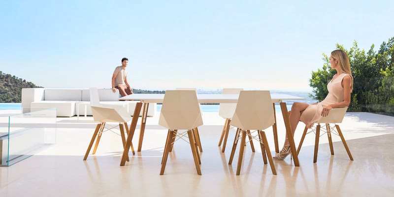 Chaises FAZ WOOD de VONDOM autour d'une table face à la mer