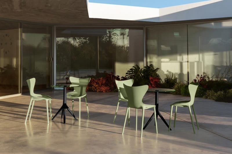 Chaises LOVE de VONDOM sur une terrasse de restaurant
