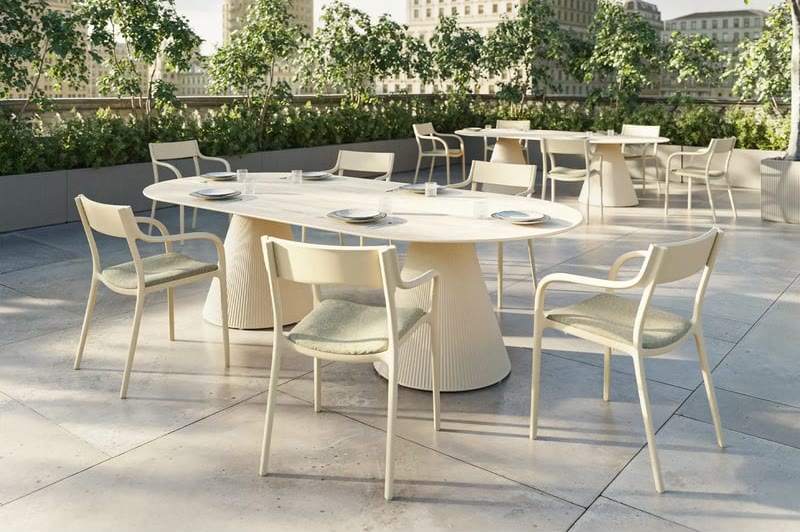 Chaises MADISON de VONDOM sur le rooftop d'un restaurant