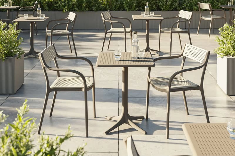 Chaises MADISON de VONDOM autour de tables de restaurant en terrasse