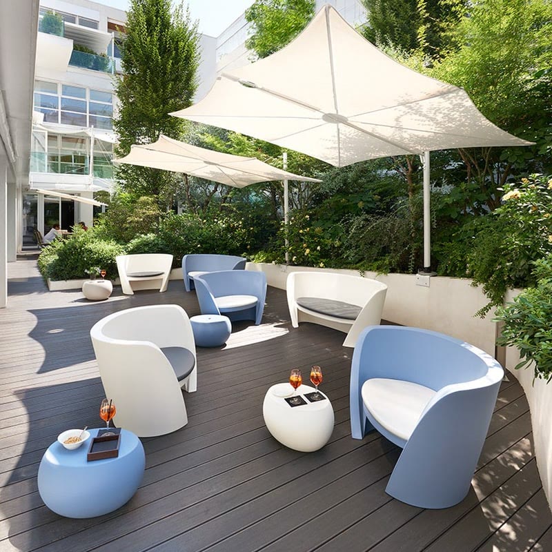 Fauteuils RAP de SLIDE sur une terrasse ombragée