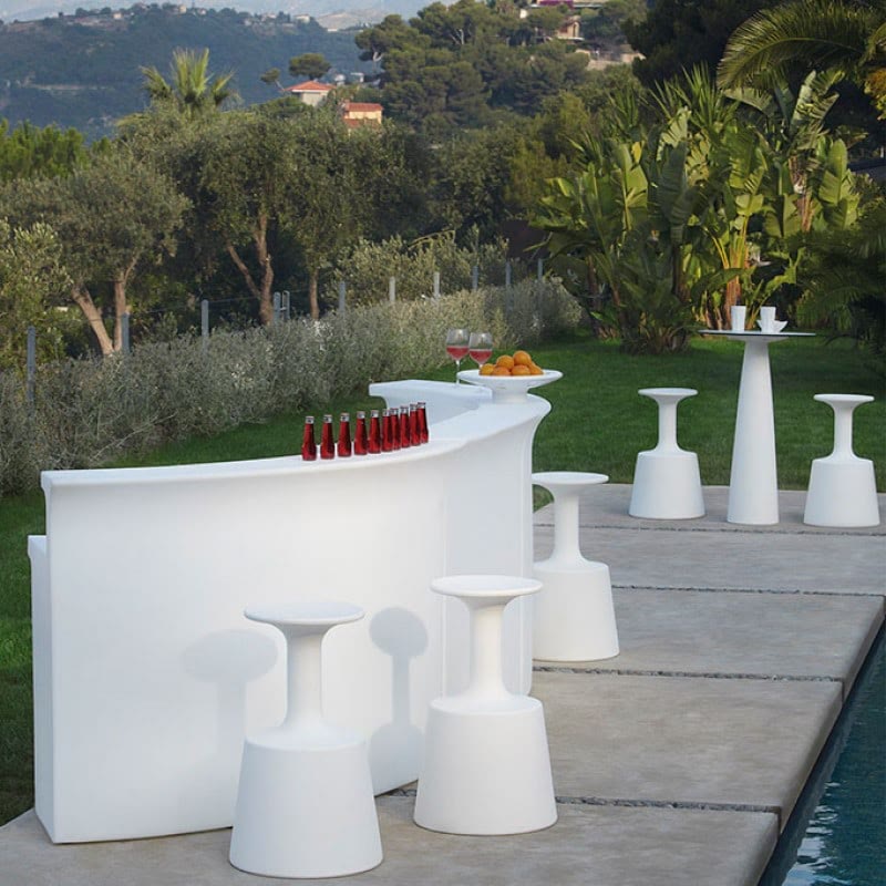 Comptoir lumineux BREAK de SLIDE dans un jardin