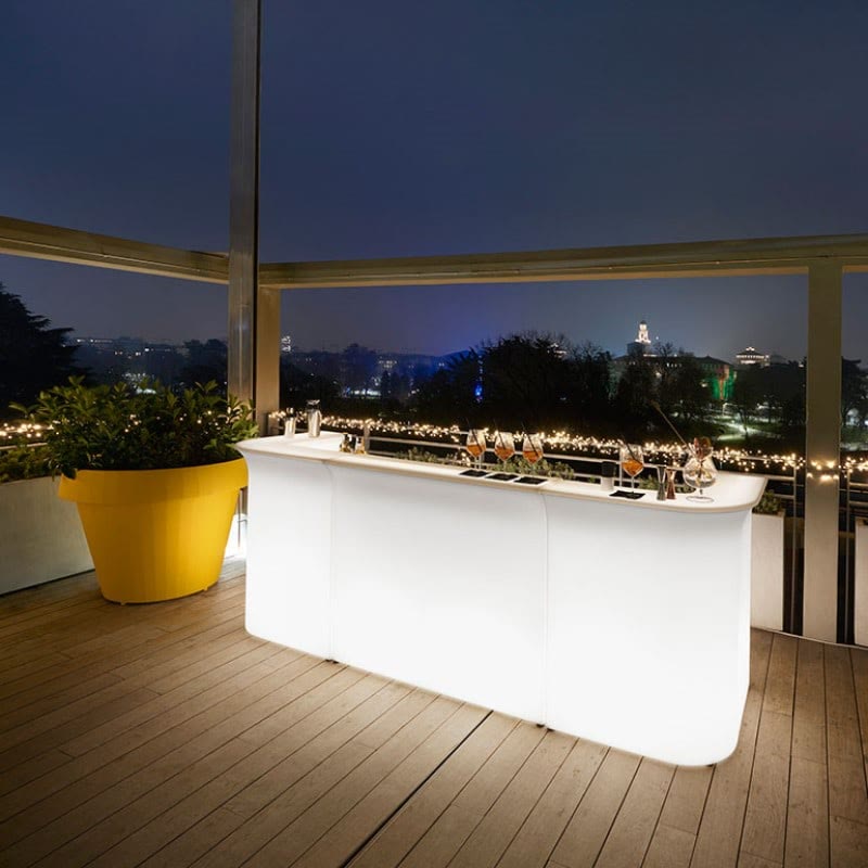 Comptoir lumineux BREAK de SLIDE sur une terrasse de nuit