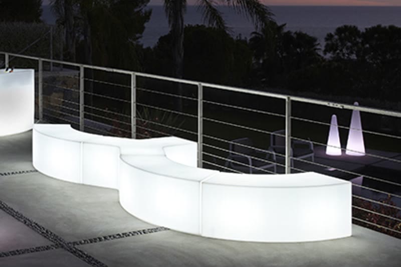 Bancs lumineux SNAKE de SLIDE sur une terrasse au crépuscule