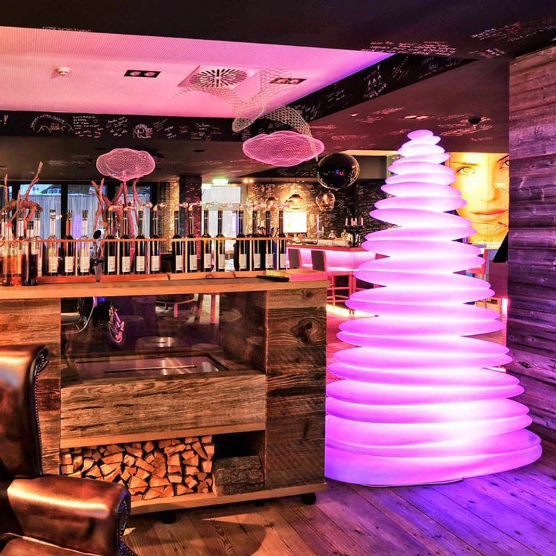 Sapin lumineux CHRISMY rose dans un bar
