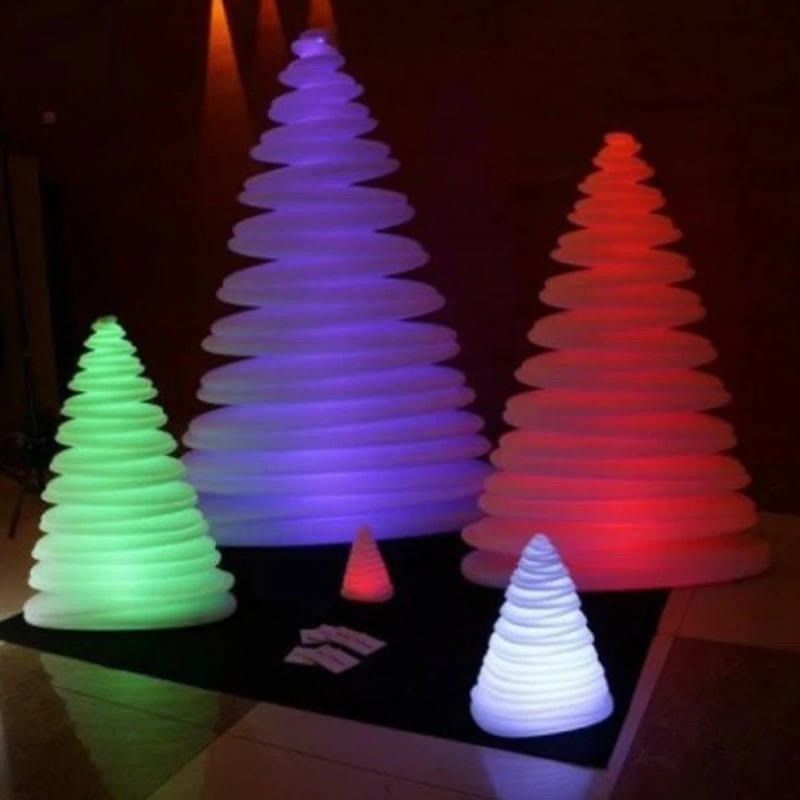 Sapins CHRISMY RGBW de VONDOM éclairés en vert, violet et rouge