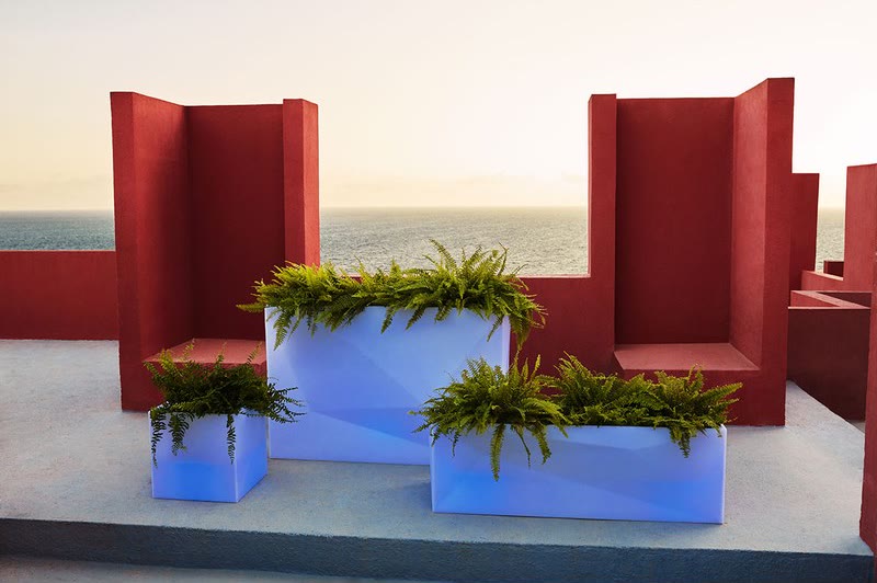 Jardinières FAZ de VONDOM lumineuses sur une terrasse
