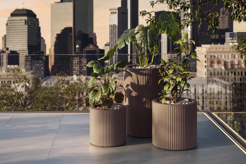 Jardinières GATSBY de VONDOM sur un rooftop face à la ville