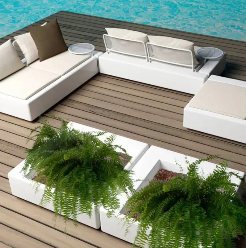 Jardinières KES de VONDOM le long d'une terrasse au bord d'une piscine