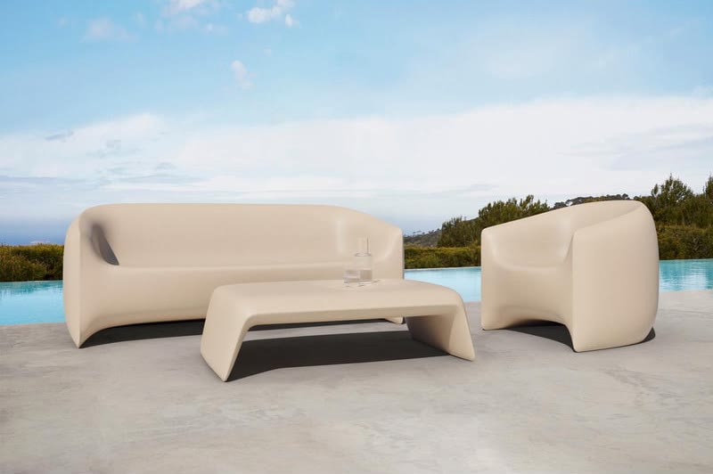 Salon de jardin BLOW de VONDOM au bord d'une piscine