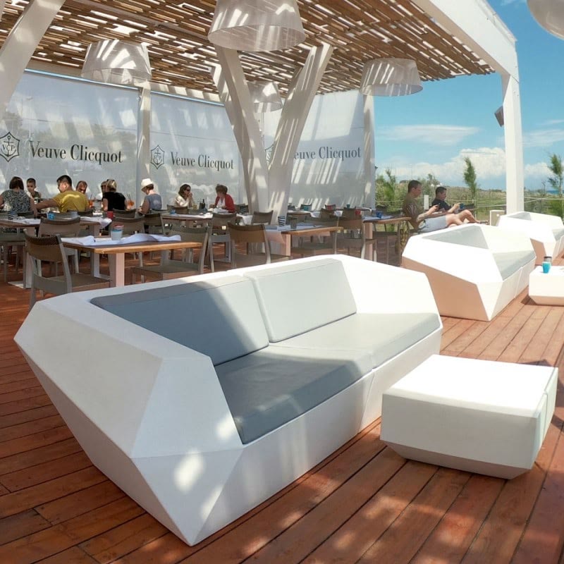 Salon FAZ de VONDOM sur la terrasse d'un restaurant sous une pergola