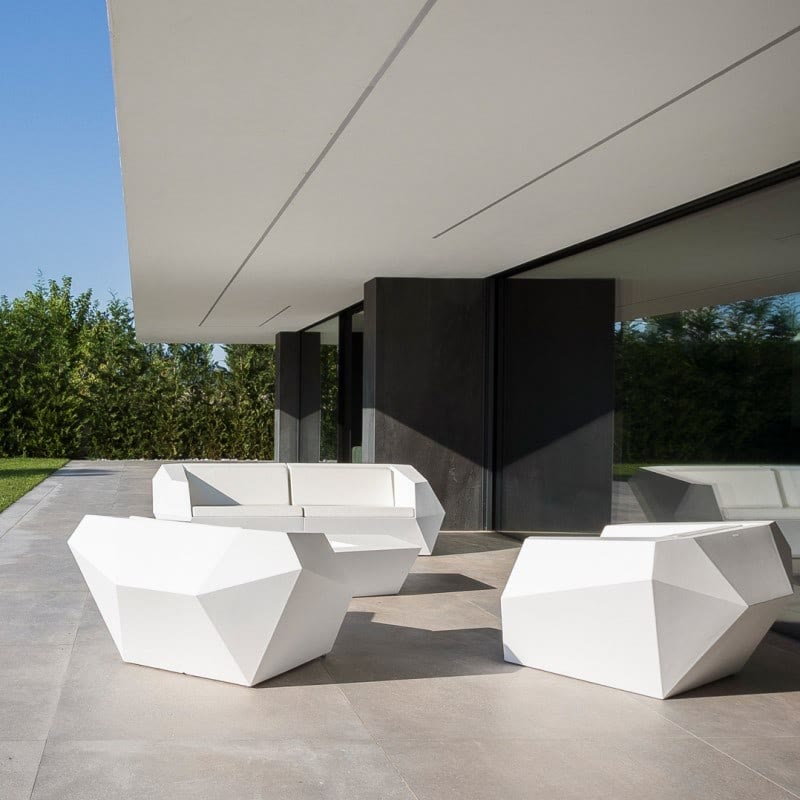 Salon FAZ de VONDOM sur une terrasse