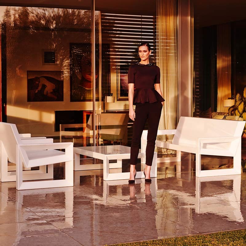 Salon FRAME de VONDOM sur une terrasse au coucher du soleil