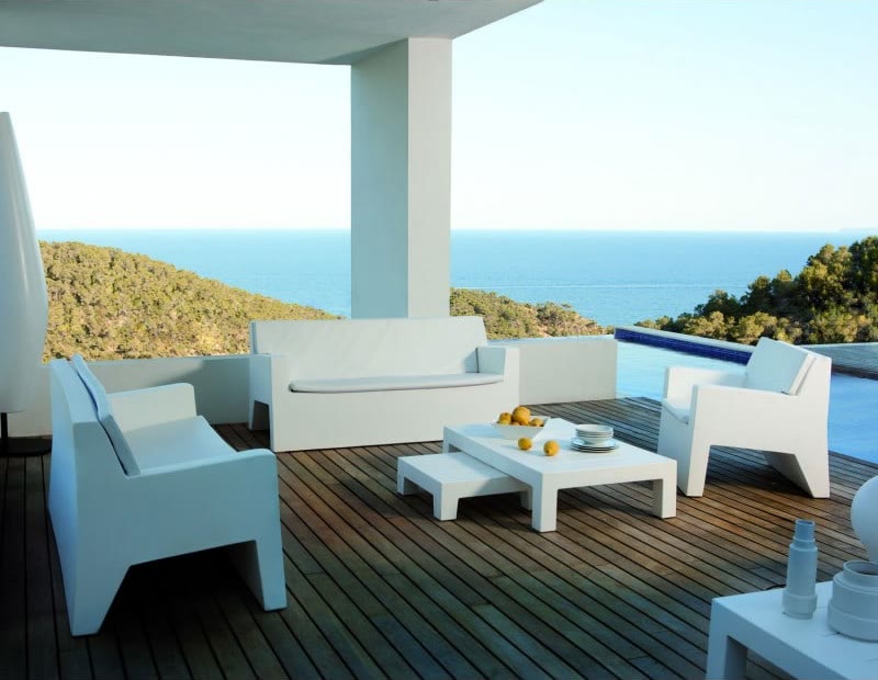Salon JUT de VONDOM sur une terrasse face à la mer