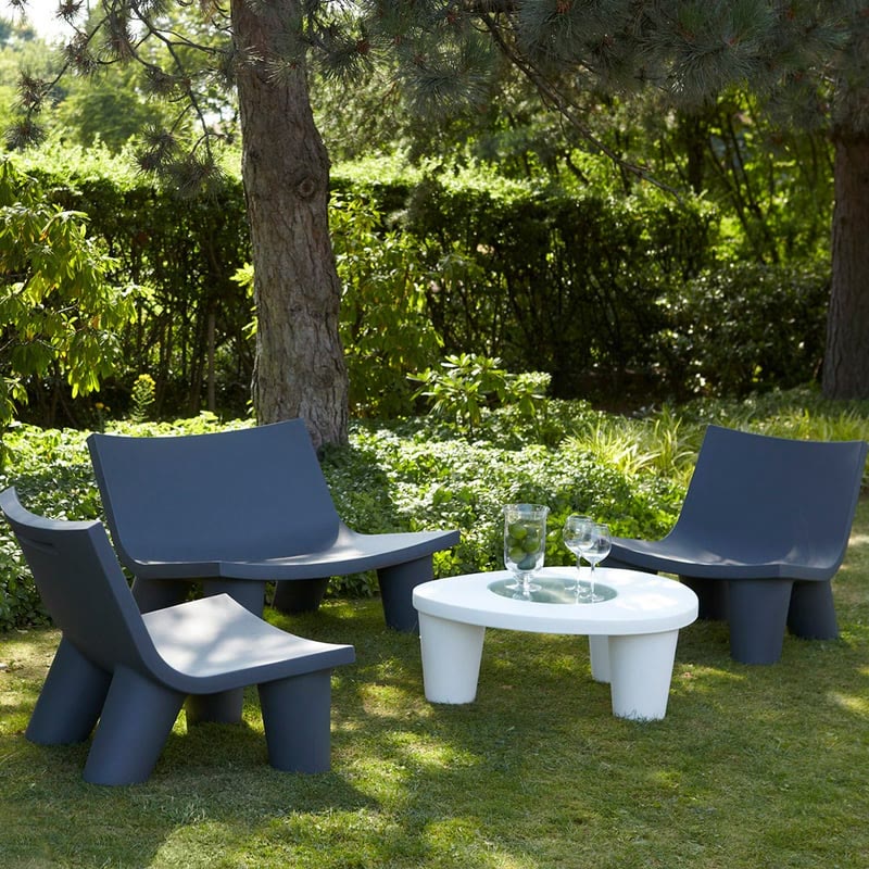 Salon LOW LITA de SLIDE dans un jardin