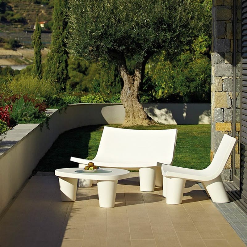 Salon LOW LITA de SLIDE dans un jardin sous un olivier