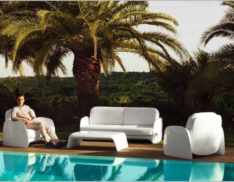 Salon PEZZETTINA de VONDOM au bord d'une piscine sous les palmiers