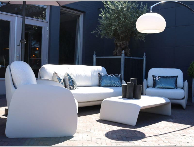 Salon PEZZETTINA de VONDOM avec coussins au bord d'une piscine
