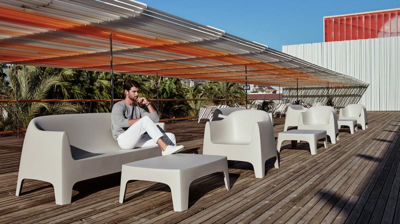 Salon SOLID de VONDOM sous une pergola