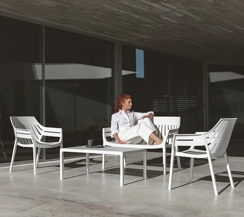 Salon SPRITZ de VONDOM sur une terrasse au soleil
