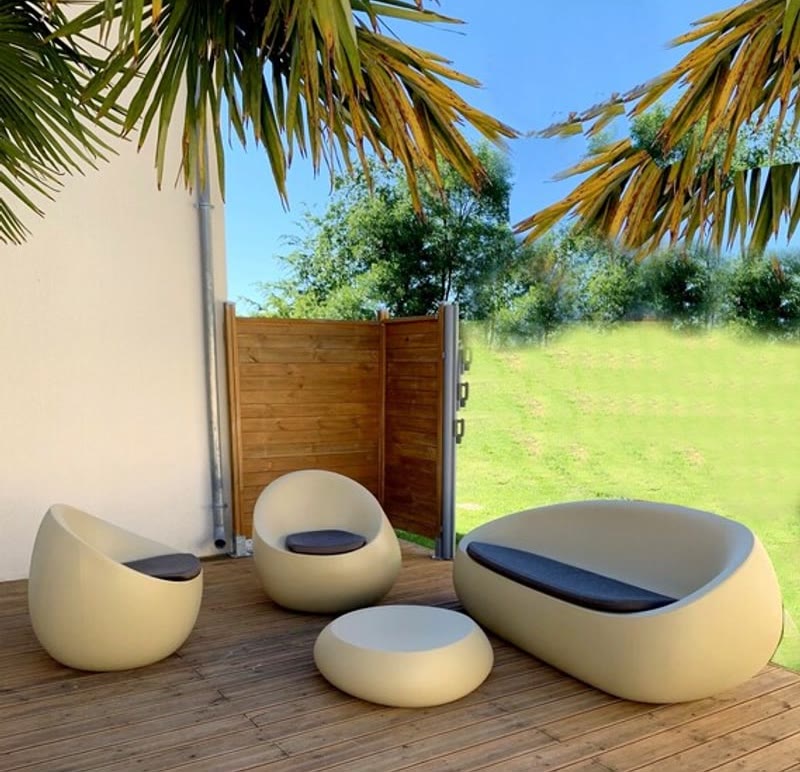 Salon STONE de VONDOM sur une terrasse en bois