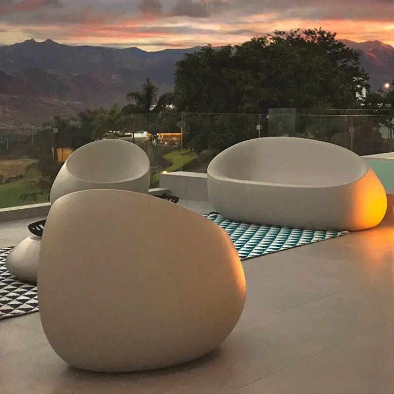 Salon STONE de VONDOM en version lumineuse à la tombée de la nuit