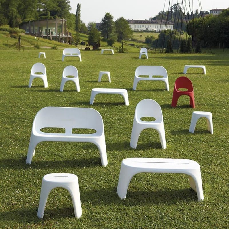 Assises AMELIE de SLIDE blanches sur une pelouse