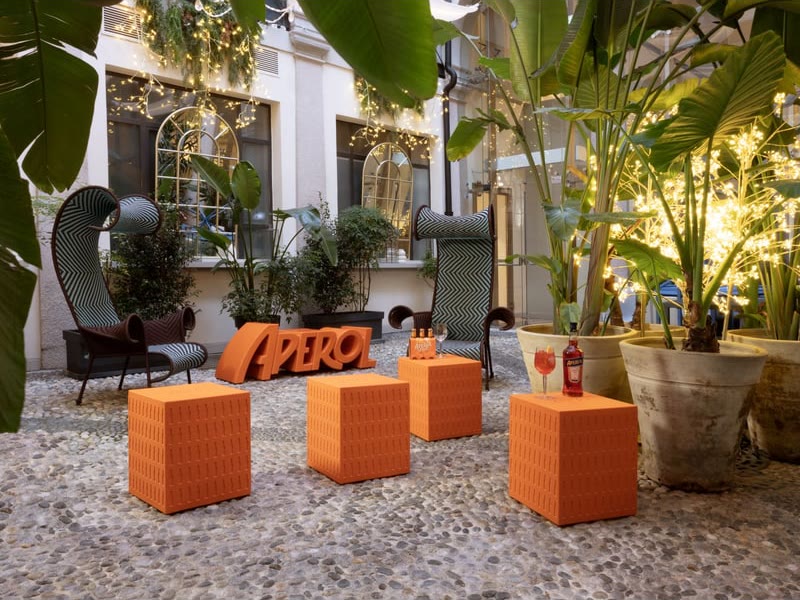 Bancs APEROL de SLIDE orange dans une cour