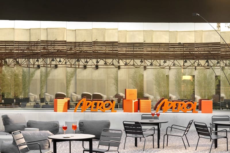Terrasse de bar avec bancs APEROL de SLIDE et salon