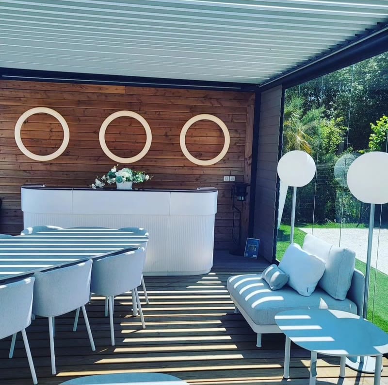 Appliques lumineuses GIOTTO de SLIDE sur une terrasse couverte