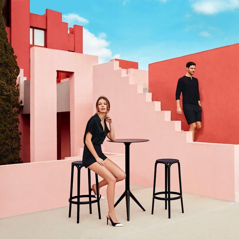 Tabourets BROOKLYN de VONDOM sur une terrasse aux murs roses