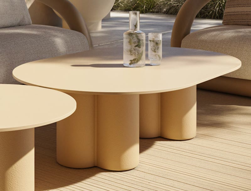 Table basse MEL de VONDOM dans un salon extérieur