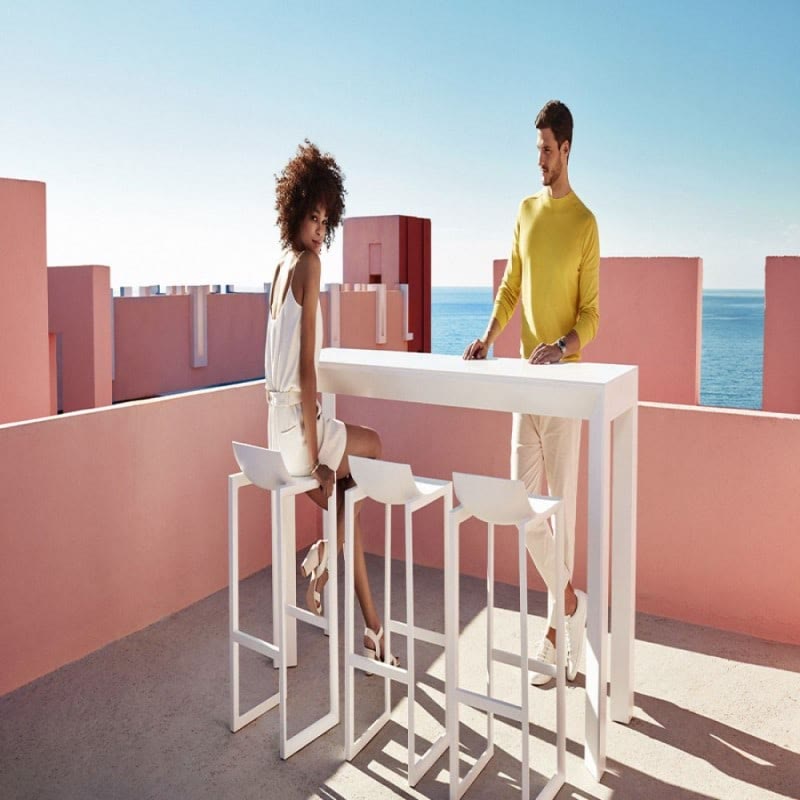 Tabourets hauts WALL STREET de VONDOM autour d'une table haute