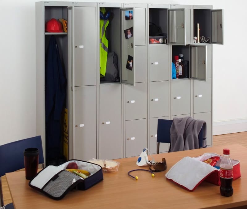 Vestiaires métalliques CLK de Bisley ouverts avec vêtements de travail