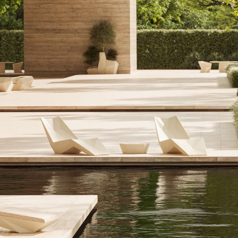 Bains de soleil FAZ de VONDOM au bord d'un bassin