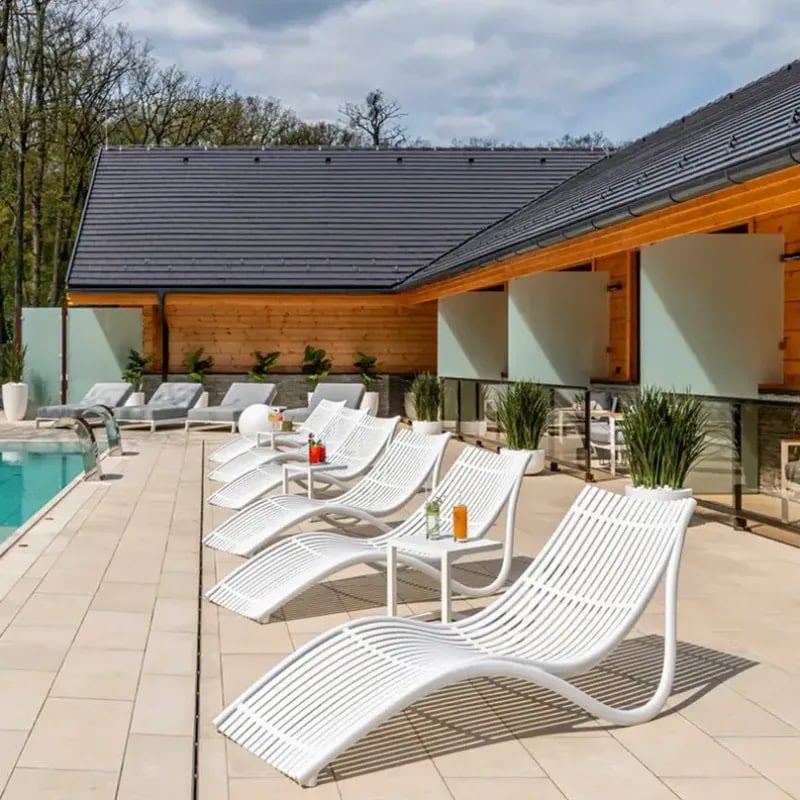 Chaises longues IBIZA de VONDOM autour d'une piscine d'hôtel
