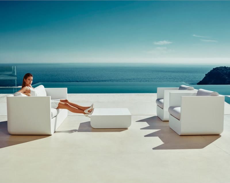 Salon ULM de VONDOM sur une terrasse face à la mer