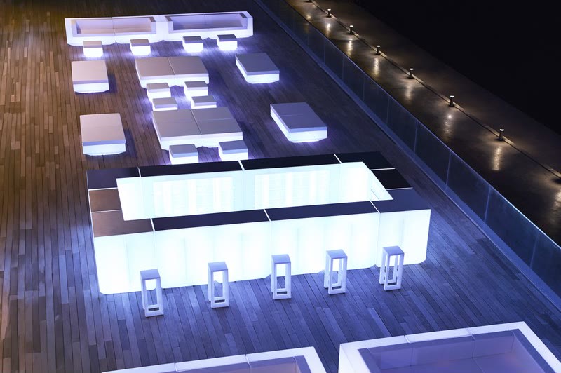 Bar lumineux VELA de VONDOM la nuit