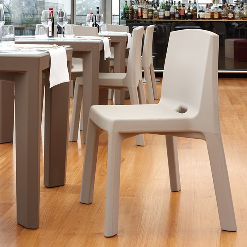 Chaises design Q4 de SLIDE