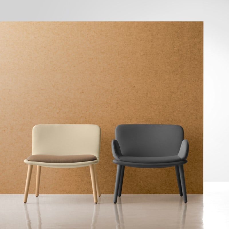 Fauteuil GLOVE LOUNGE pieds bois dossier bas