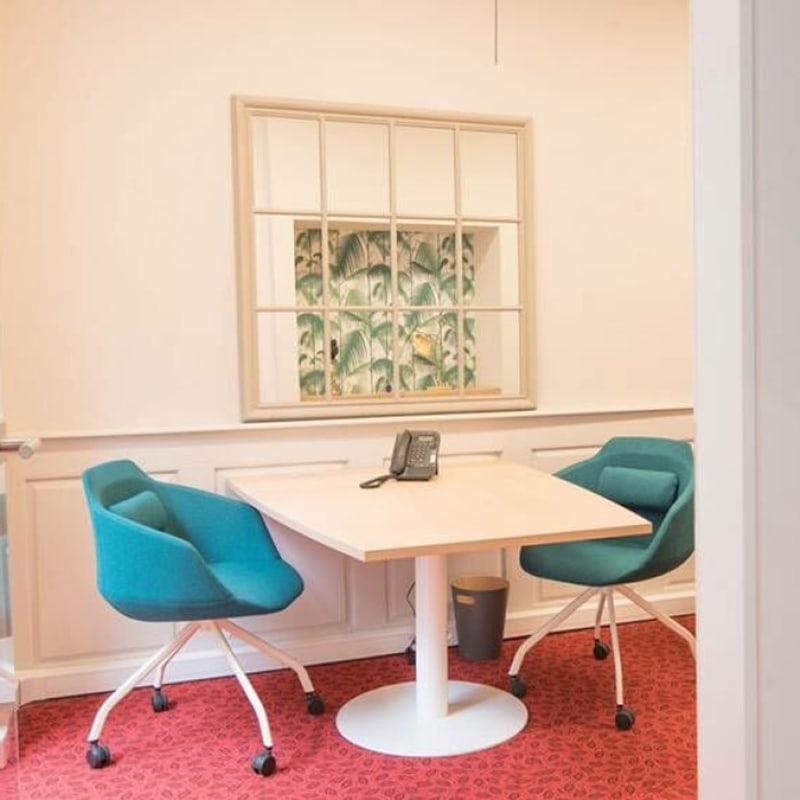Table carrée pied tulipe TACK MDD