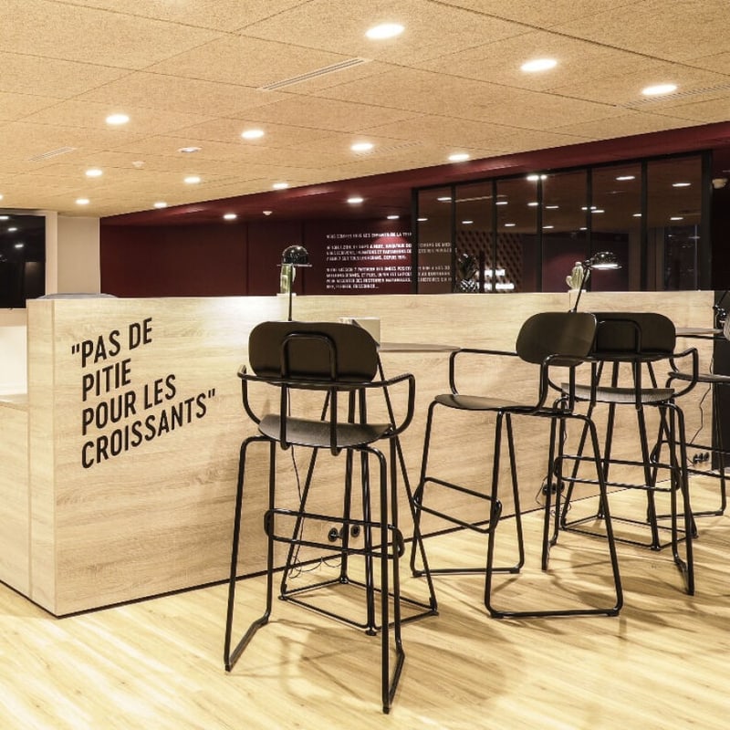 Tabouret NEW SCHOOL en bois accoudoirs